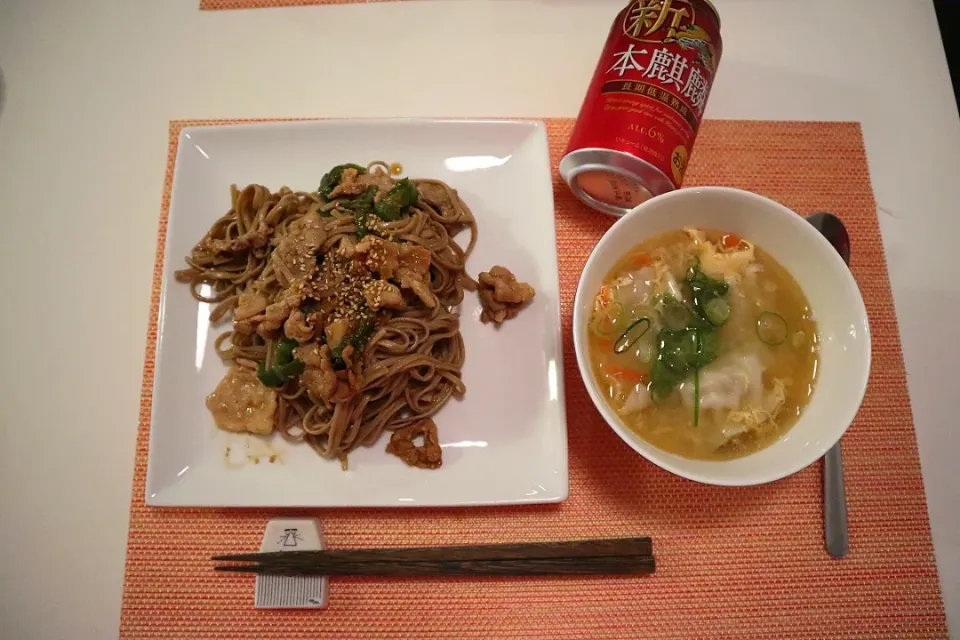 今日の夕食 豚肉の味噌炒め蕎麦、冷凍餃子の酸辣湯風スープ|pinknari🐰🌈さん