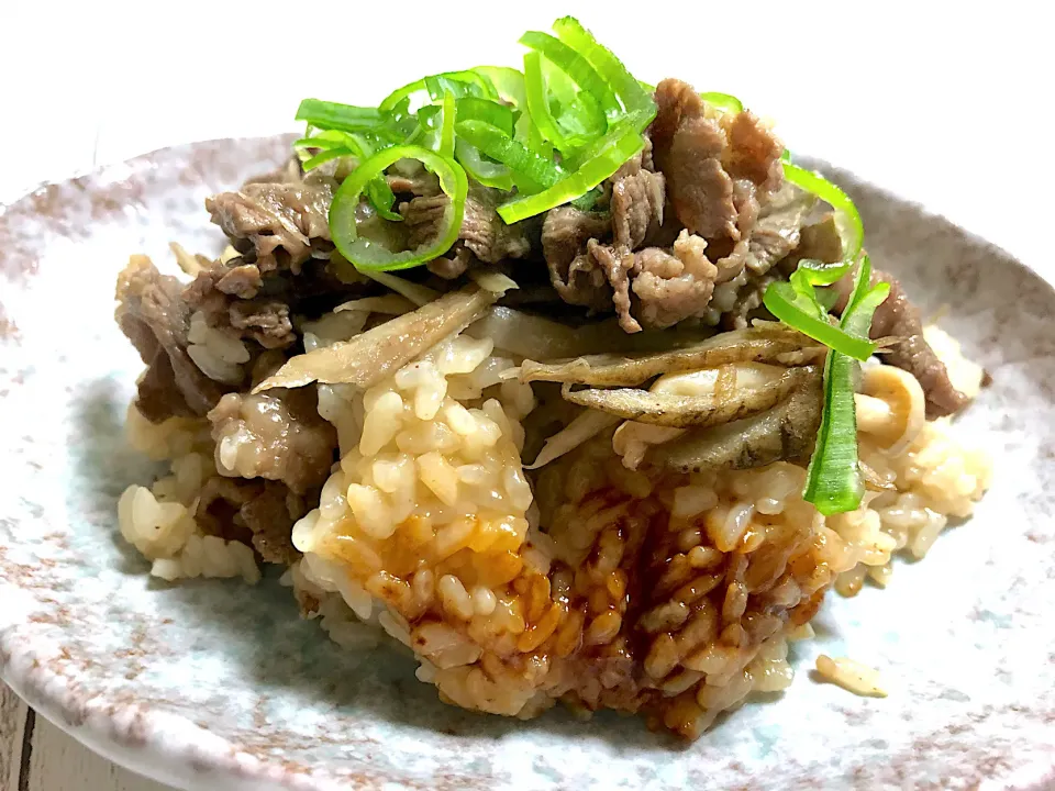 七味さんの料理 牛肉とごぼうの炊き込みご飯✨|ぽっちさん