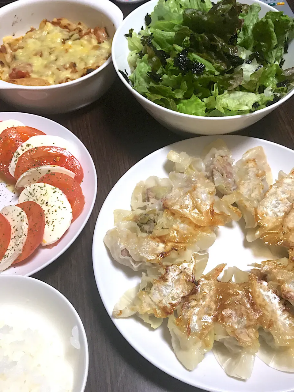 Snapdishの料理写真:#サニーレタスの韓国海苔サラダ  #カプレーゼ  #ミートソースポテグラ  #餃子  #キムチ|𝕜𝕪𝟙𝟘𝟚𝟘𝟙𝟠さん