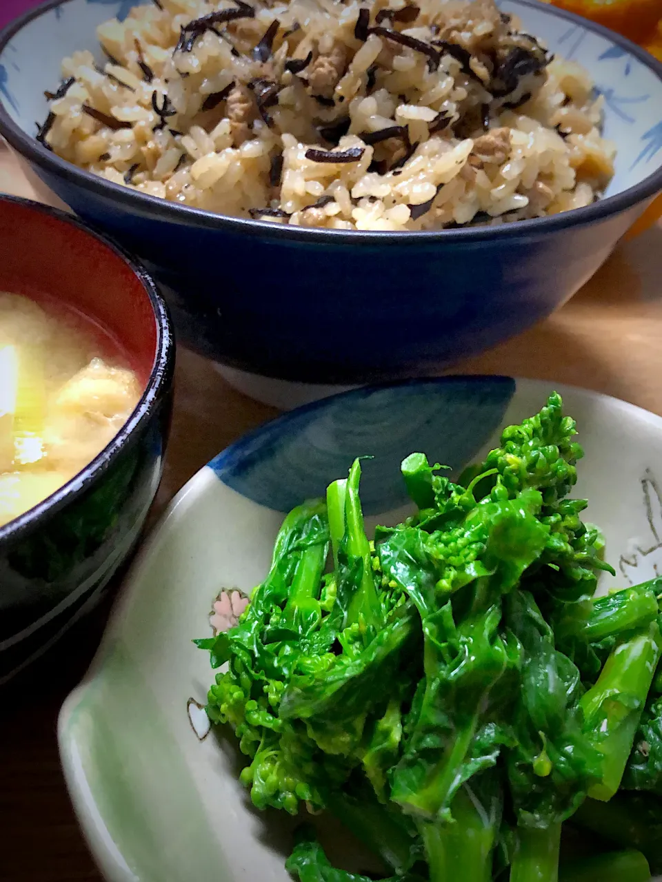 菜の花の辛子マヨ醤油和え  ひじきと豚挽肉の炊き込みごはん|ミウトおかんさん