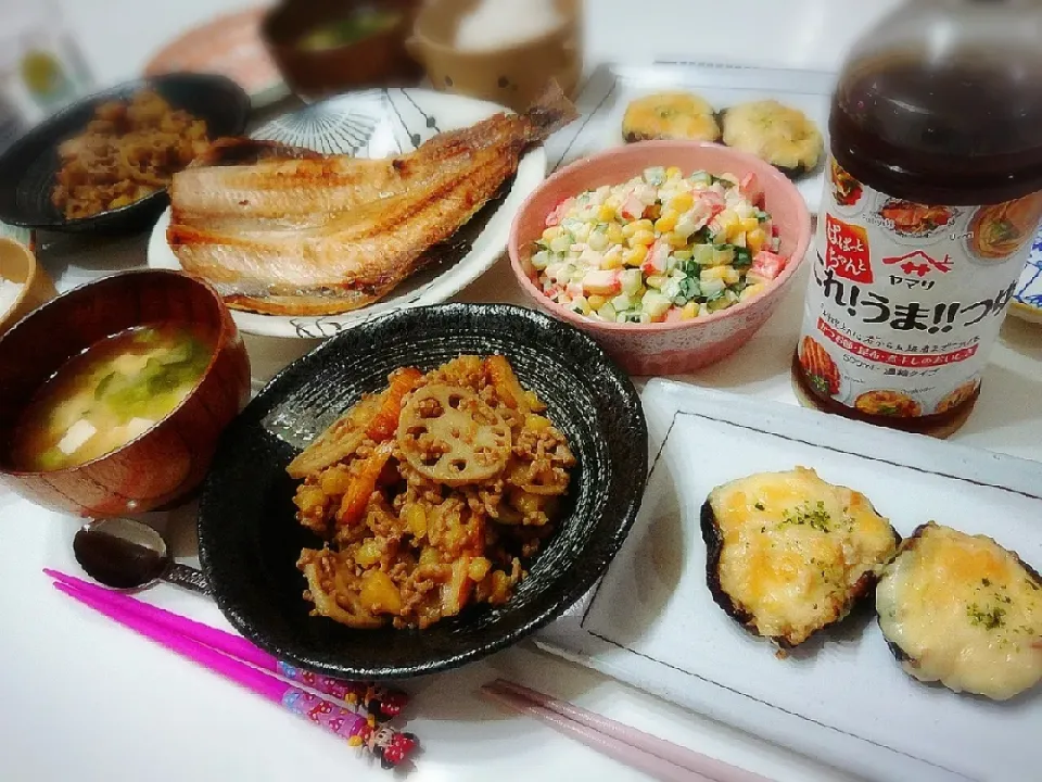 Snapdishの料理写真:夕食(^ー^)
挽肉とさつま揚げとじゃがいもレンコン甘辛炒め
焼き魚(ホッケ)
しいたけのツナチーズ焼き
コロコロサラダ(きゅうり、コーン、カニカマ)
お味噌汁(小松菜、豆腐)|プリン☆さん