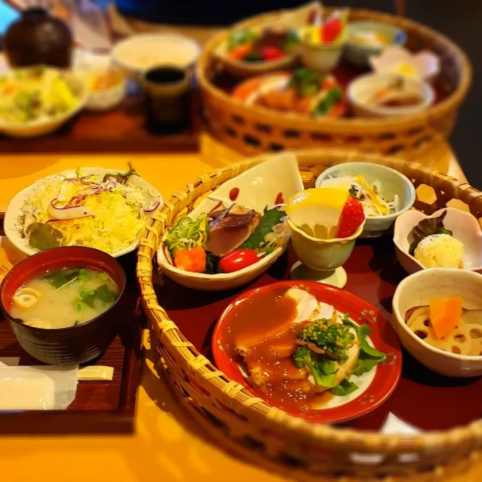 日替り御膳

チキンのカレーソースかけ
鰹のたたき
れんこんとさつまいもの煮物
ポテトサラダ
春雨サラダ
３種のフルーツ盛り

野菜サラダ、お味噌汁
お漬物、ご飯|yukaringoさん