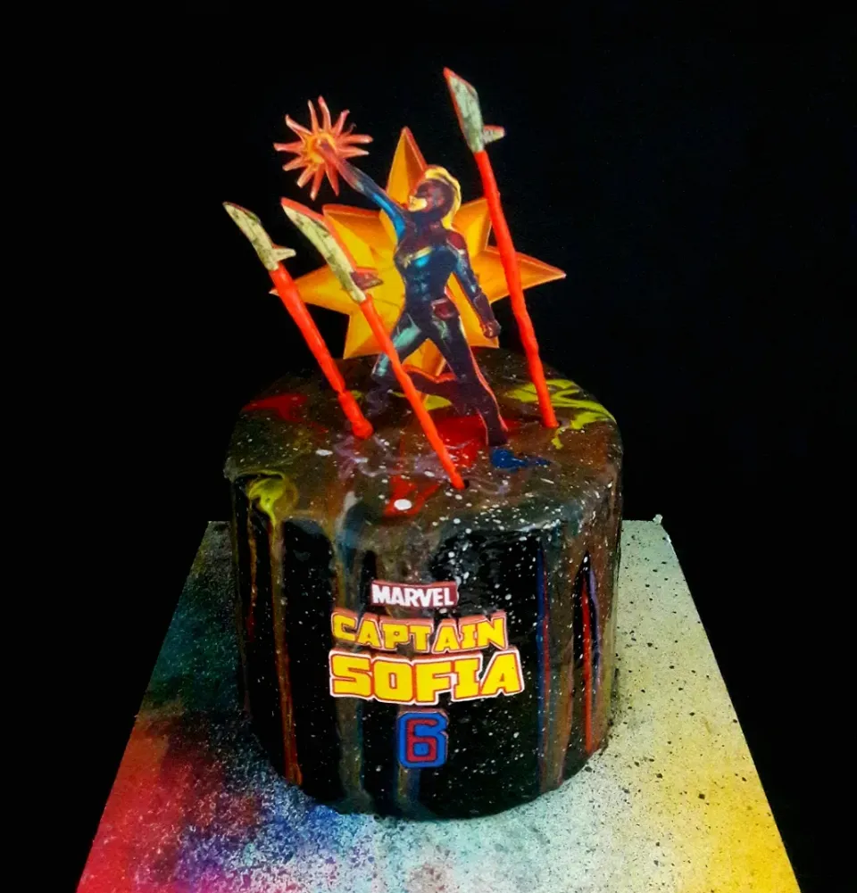 Snapdishの料理写真:♡ Cpt Marvel Cake

Made of 1 kg of chocolate sponge. Layered with chocolate ganache. Frosted in Hershey chocolate swiss buttercream. Covered in mirror glaze effect.|zakicakesさん