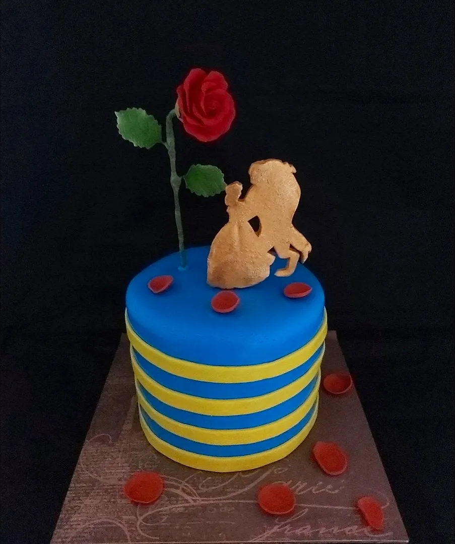 ♡ Beauty & The Beast Cake

Made of Red Velvet cake. Frosted in cream cheese swiss buttercream. Covered in fondant. Topper and rose made of sugar gum paste.|zakicakesさん