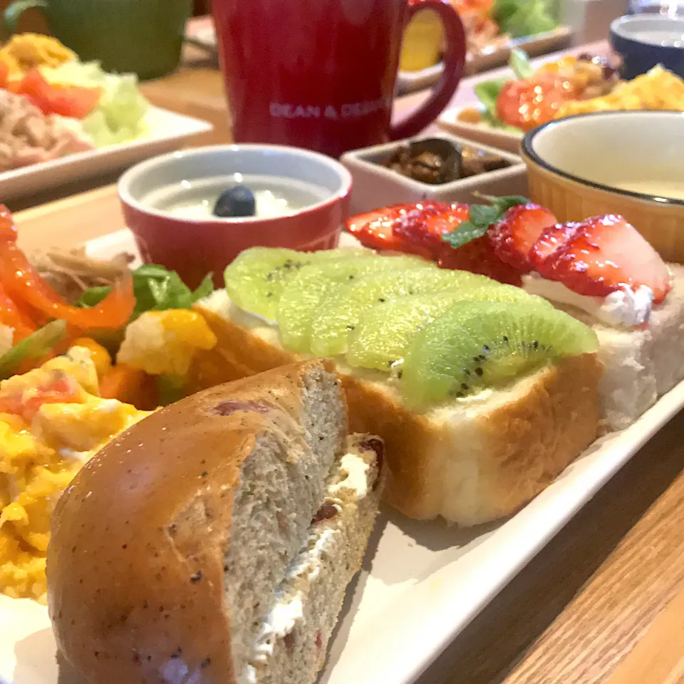 おやすみの日の朝ごはん🍞🥯|mokoさん