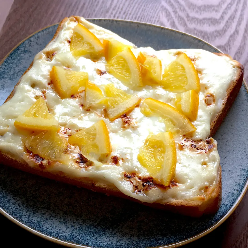 Snapdishの料理写真:マシュマロヨーグルトトースト🍋|べべべさん