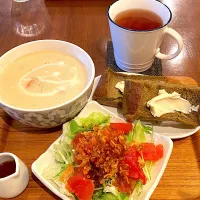 Snapdishの料理写真:豆乳シチューセット　ほうじ茶の食パンを添えて|だんちゃんさん