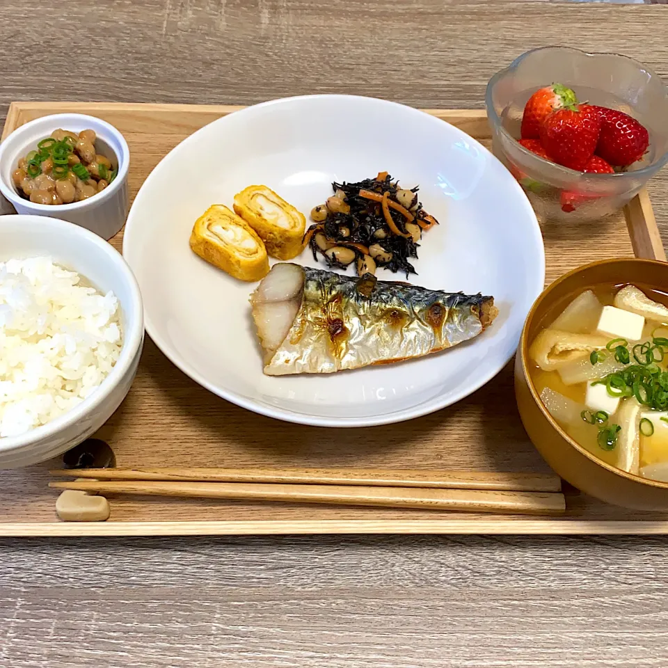 Snapdishの料理写真:納豆ご飯 鯖の塩焼き 卵焼き ひじきの煮物 味噌汁 いちご|m iさん