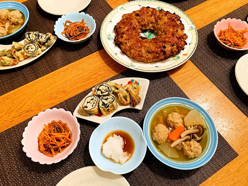 我が家の晩ごはん🍚肉巻きおにぎり、肉団子スープ、豆腐海苔巻きてんぷら、竹輪の磯辺揚げ、イカ人参|いちごさん