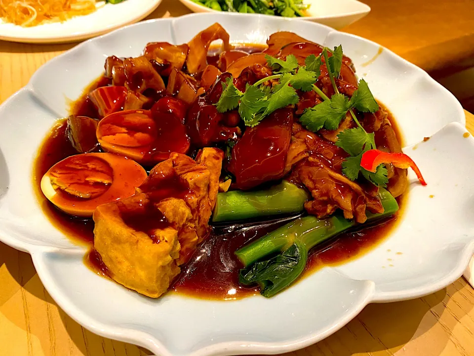 Whole pork knuckle in Thai style|skyblueさん