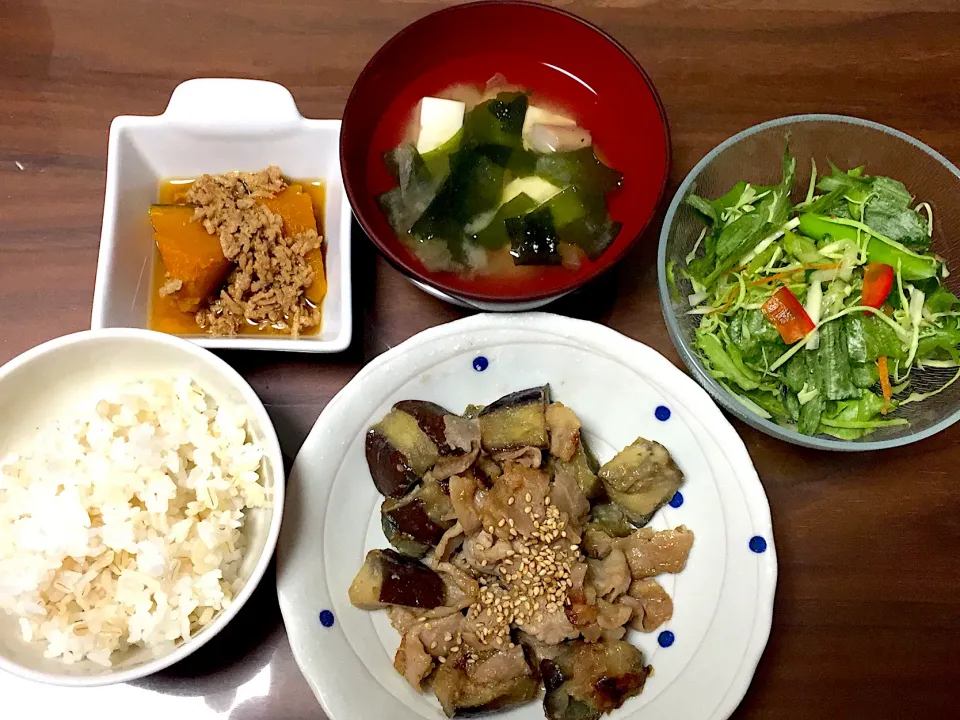 Snapdishの料理写真:なすと豚の味噌炒め グリーンサラダ 豆腐とわかめの味噌汁 かぼちゃのそぼろ煮|おさむん17さん