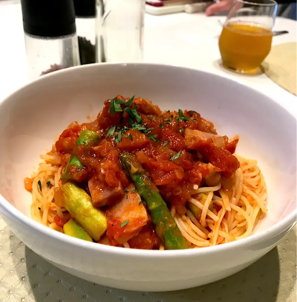 Snapdishの料理写真:アスパラとベーコンのトマトソースパスタ🍝|ナムナムさん