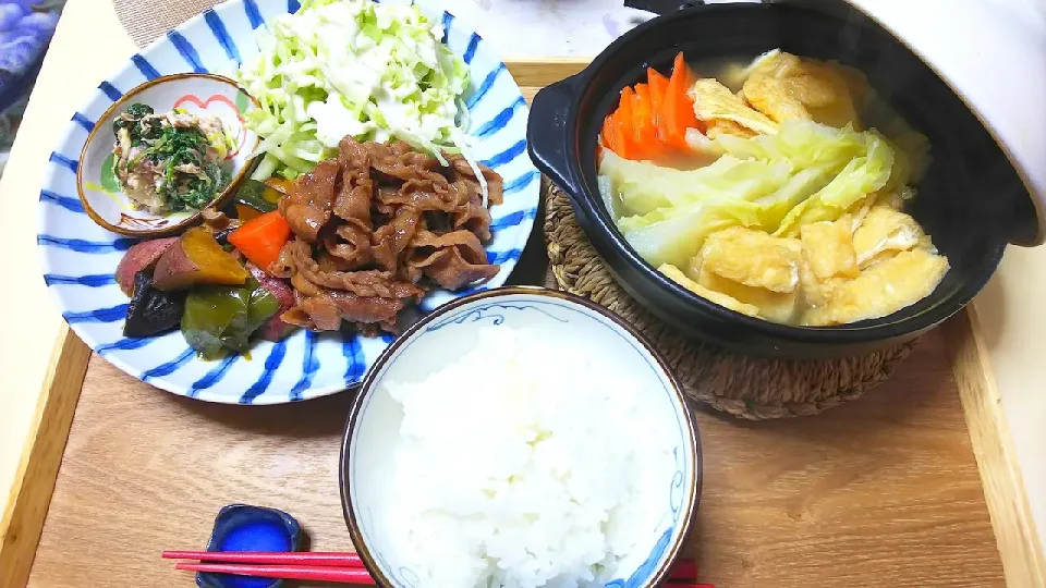 我が家の晩ごはん
生姜焼き、根菜煮物、春菊とサバ缶の和え物、レタス。
一人鍋用の野菜鍋|vege食堂さん