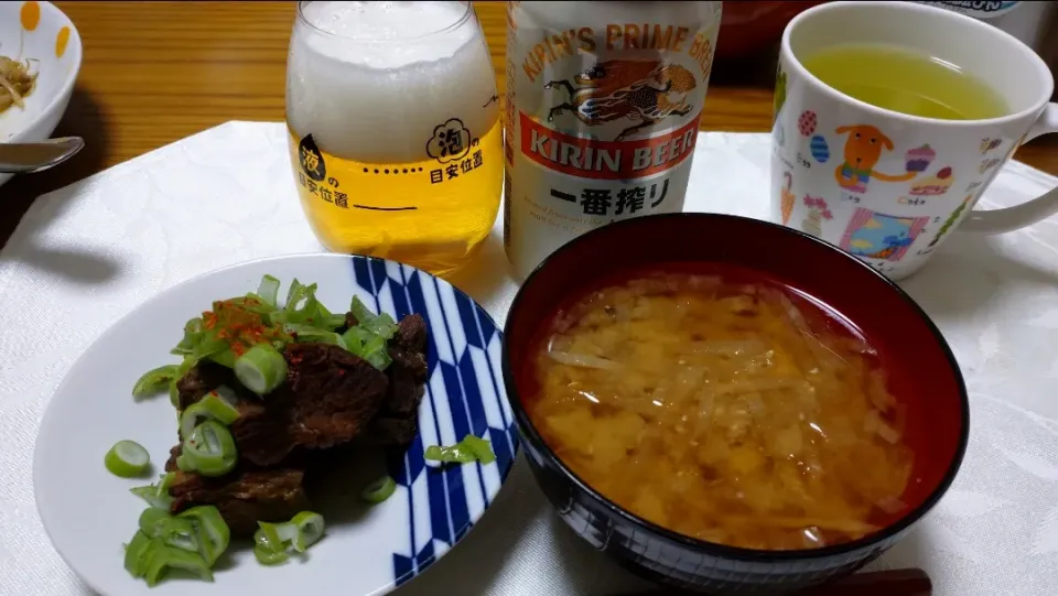 3/8の夕食
猪肉の煮豚風で一杯🍺✨|卯月さん