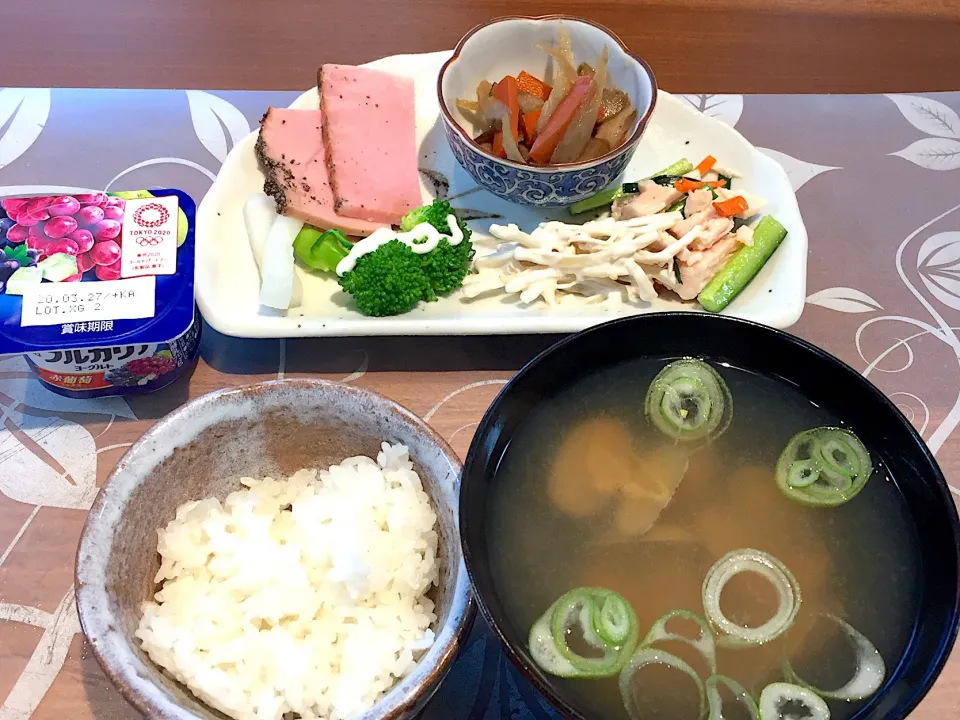 朝ごはん
鶏胸肉ときゅうりと人参とネギのごま油和え、ブロッコリー、きんぴらごぼう、ハム、柚子大根、白米、あさりの味噌汁、ぶどうヨーグルト|かよちゃんさん