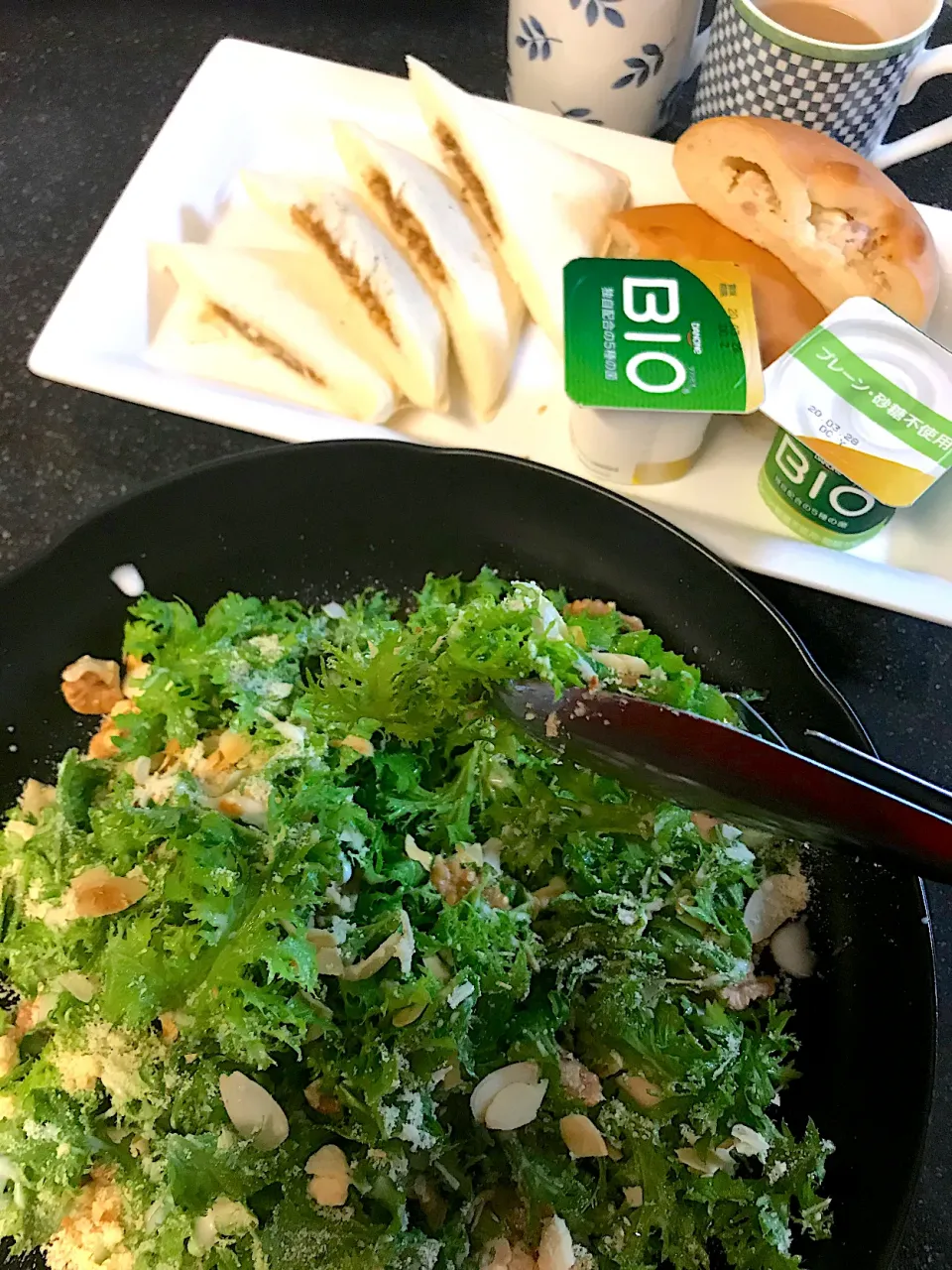 わさび菜とナッツサラダ🥗で朝ごパン|シュトママさん