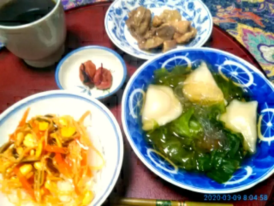 Snapdishの料理写真:よねばーばの朝ごはん
水餃子と春雨、レタスのお汁
ビビンバ風ご飯
鶏肉の佃煮
梅干し
コーヒー、|yoneばーばさん