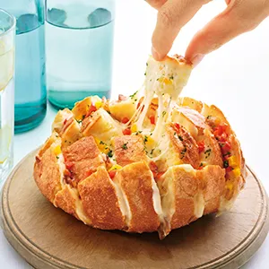 「北海道根釧モッツァレラ/チェリーモッツァレラ  ひとくちサイズ」を使ってみたSnapdishの料理・レシピ写真:モッツァレラのプルアパートブレッド