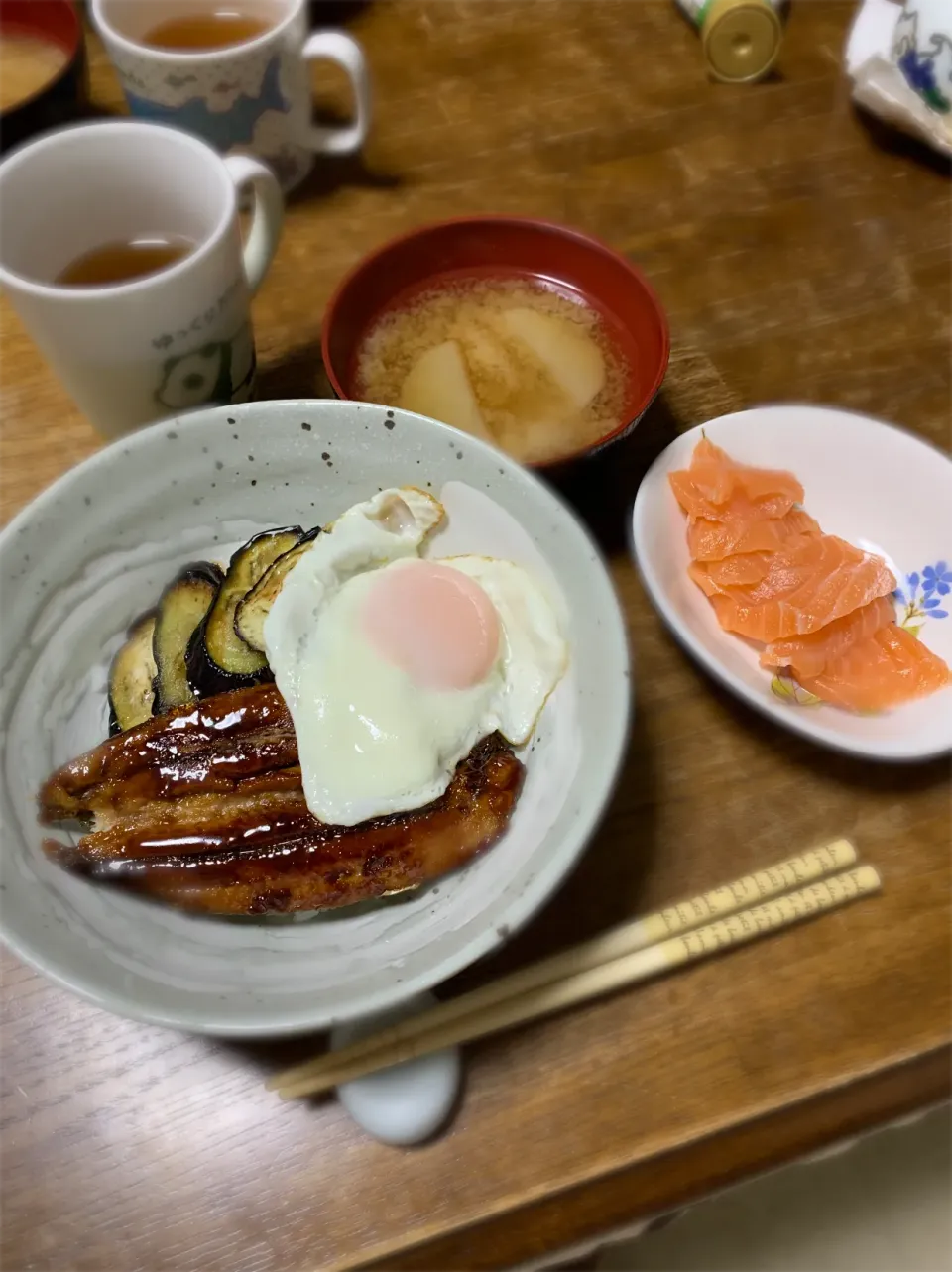 Snapdishの料理写真:いわしの蒲焼丼・大根としめじの味噌汁・サーモンの刺身|ちびろ菌さん