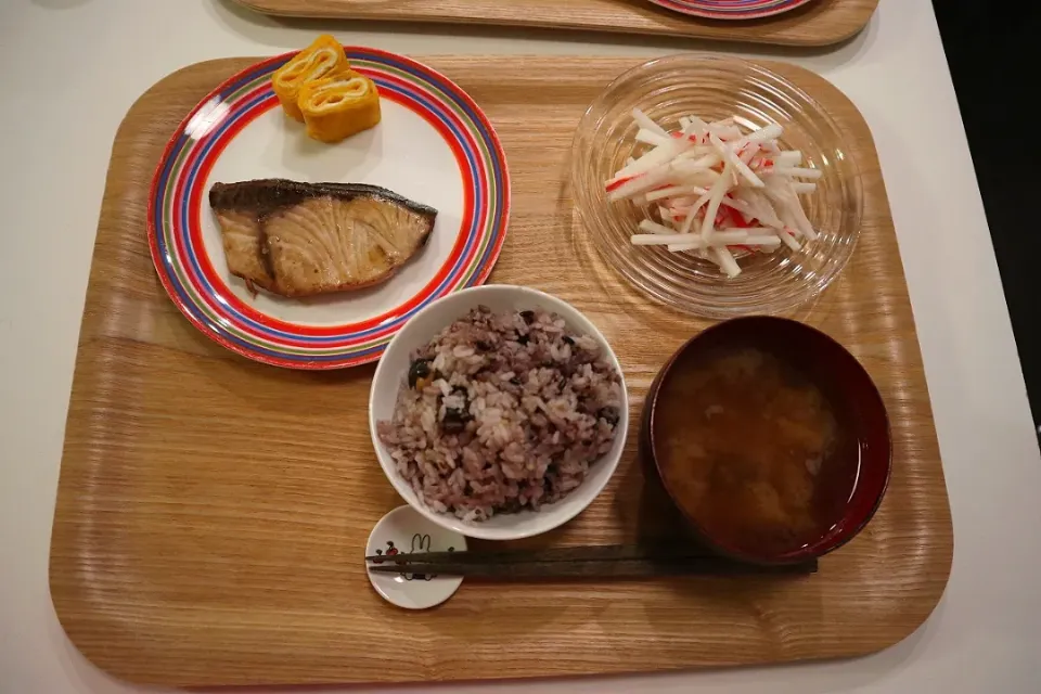 今日の夕食 ぶりの照り焼き、塩麹卵焼き、大根サラダ、雑穀米、玉ねぎとわかめの味噌汁|pinknari🐰🌈さん