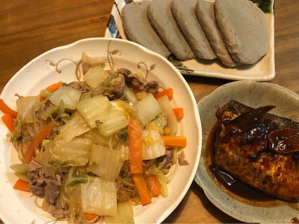 Snapdishの料理写真:白菜と豚肉の炒め・サバの八丁味噌煮・イワシの黒はんぺんの刺身|mayuyuさん