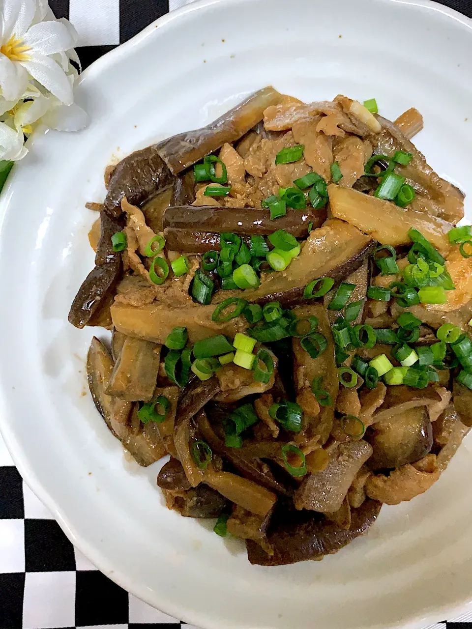 Snapdishの料理写真:ひとみんΨ(*´∀｀)Ψさんの料理 豚肉と茄子の味噌炒め🐖🍆🥜
 #HAPPYnutsDAY🥜 #ねぎまみれ #ピーナッツの日(11月11日)|❁︎na--na❁︎Nさん