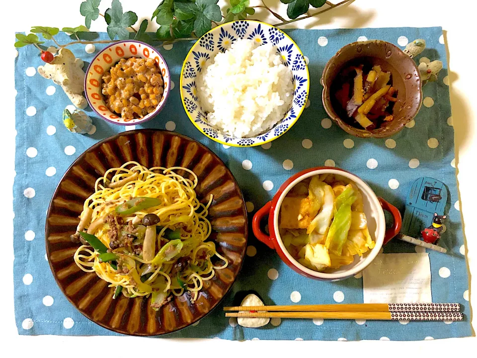 ひき肉とねぎとしめじの和風パスタ、キャベツと厚揚げの中華炒め、さつまいもと人参のきんぴら、納豆|syamさん