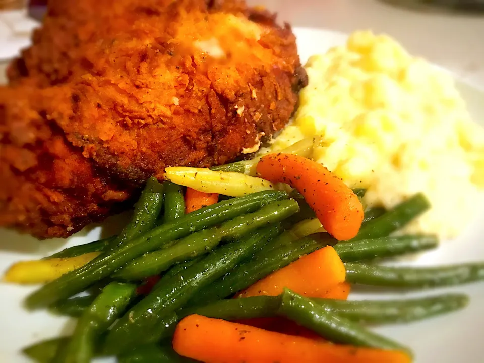 Buttermilk fried chicken, mashed potatoes, green beans & carrots.|Liesel Ryanさん