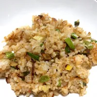 チャーハンの素と玉ねぎと長ネギを入れて作った炒飯|Ryoheiさん