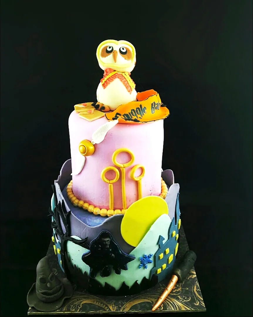 Snapdishの料理写真:♡ Harry Potter Cake

A 3 kg plus 2 tiers of vanilla sponges. Layered with strawberry preserve and diced fresh strawberries. Frosted with strawberry swiss buttercream.|zakicakesさん