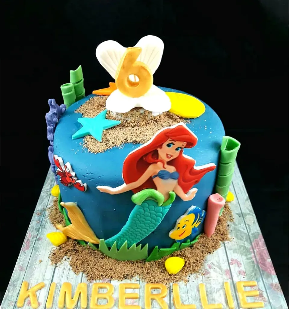 ♡ The Little Mermaid Cake

1 kg plus mermaid theme birthday cake. Vanilla sponge. Layered with strawberry puree and diced fresh strawberries. Frosted with strawberry swiss buttercream. Covered with fondant.

#zakicakesmermaidkimberlliecake #instagram 
#madeinsingapore #halals|zakicakesさん