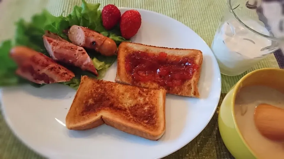 ★今日の朝ごパン★
☆トースト(マーガリンと🍓ジャム)
☆チーズINソーセージ(コストコ)
☆クラムチャウダー
☆牛乳と🍓|☆Chieco☆さん