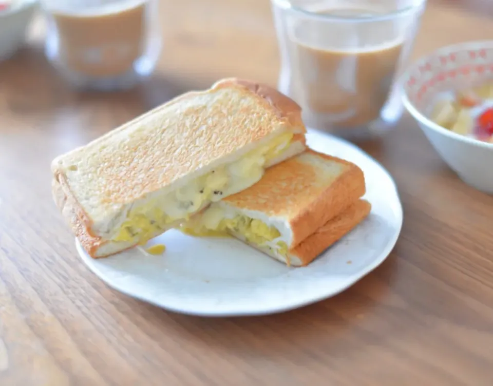 半熟卵とチーズの
ホットサンドモーニング☕🍞✨|さわ太郎さん