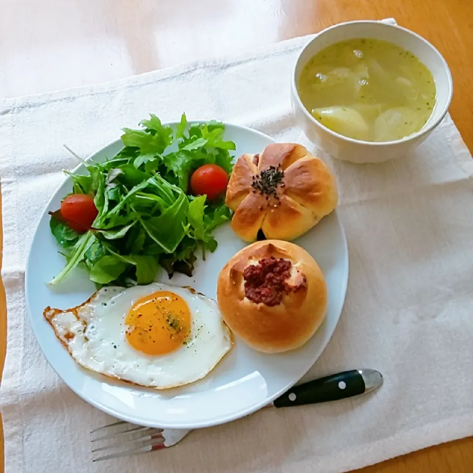 Snapdishの料理写真:あんパンとチーズパンで朝ごはん|えるえるさん