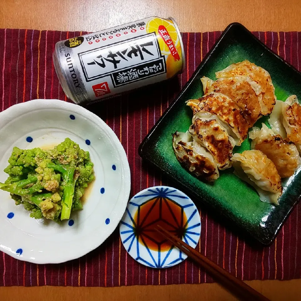 白菜たっぷり焼き餃子とロマネスコのごま味噌和え|真希さん