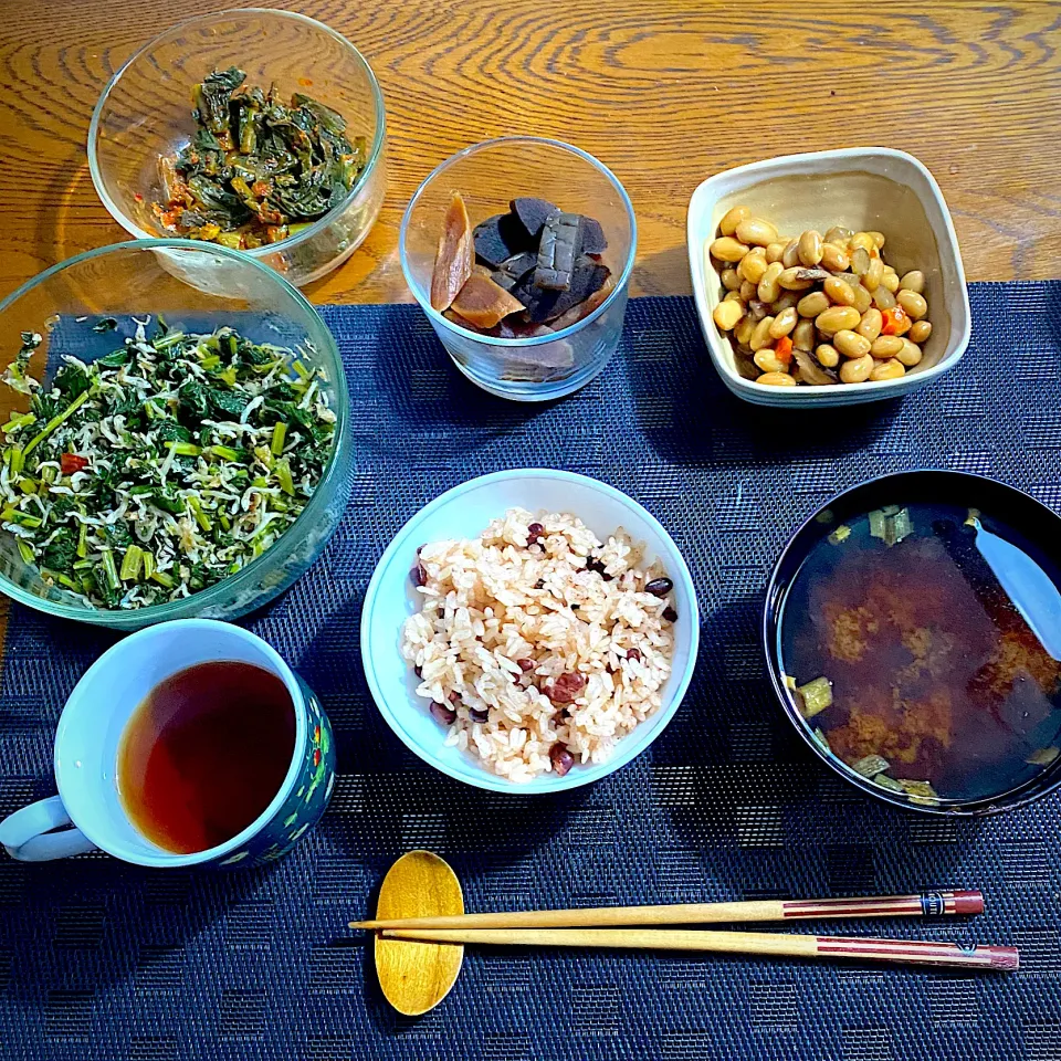 Snapdishの料理写真:お赤飯、味噌汁、煮豆、漬物、大根葉|yakinasuさん