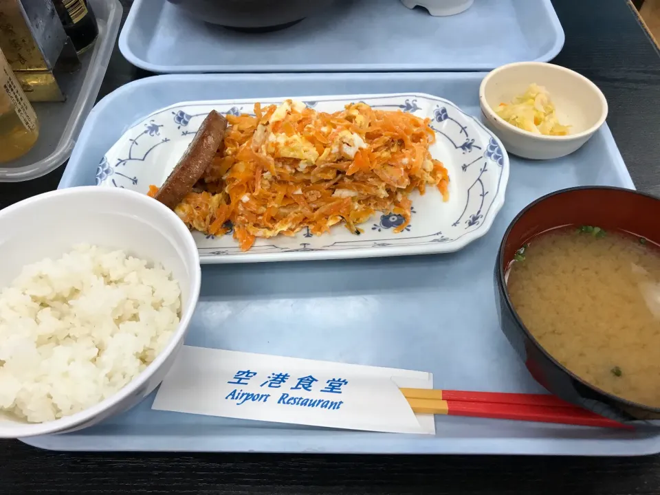 3月10日晩ご飯。旅の最後はほぼココ。人参シリシリ定食ご飯半分。|あやさん