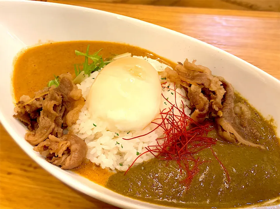 薬膳カレーと日高昆布カレーのあいがけ＋牛すき肉と温玉トッピング|浅草橋百そばさん