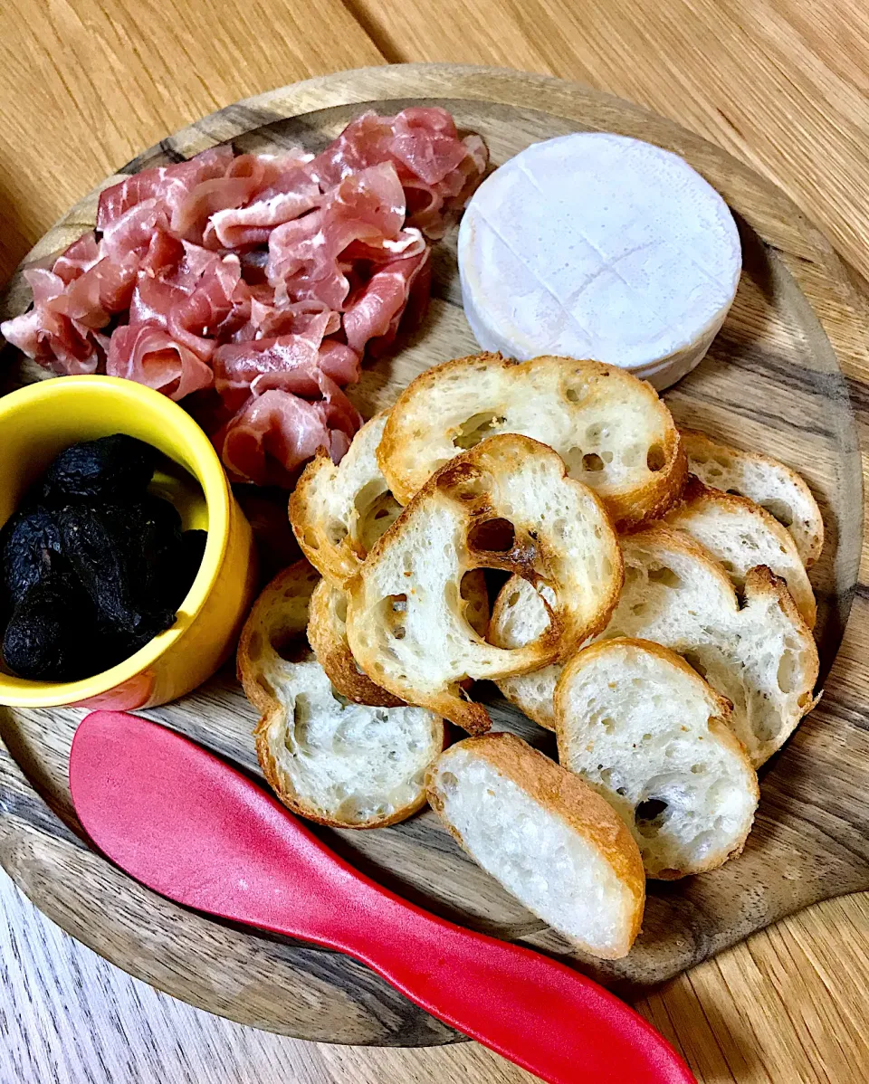 おつまみPlate(カマンベールチーズ🧀生ハム.ドライイチジク)😋|kaokaoさん