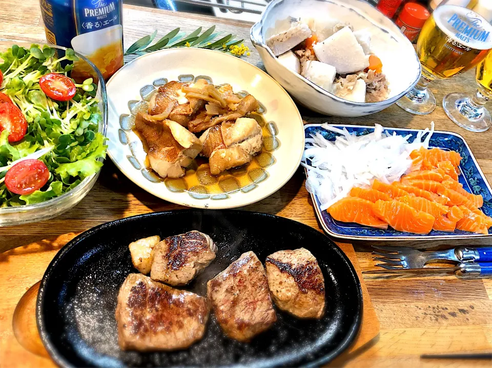 色々好きなものでうち飲み　　　　　　　　ランプ肉ステーキ　赤魚煮付け　サーモン刺身　豚と里芋の煮物|じゅんさんさん