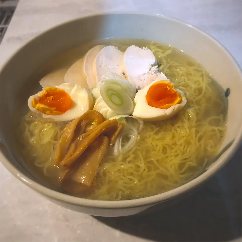 Snapdishの料理写真:佐野未起の料理 炊飯器で鶏ガラ煮干しの塩ラーメンスープ 簡単調理でプロの味わい😋山椒が香る澄んだキレイなスープが仕上がります。#炊飯器で塩ラーメン|佐野未起さん