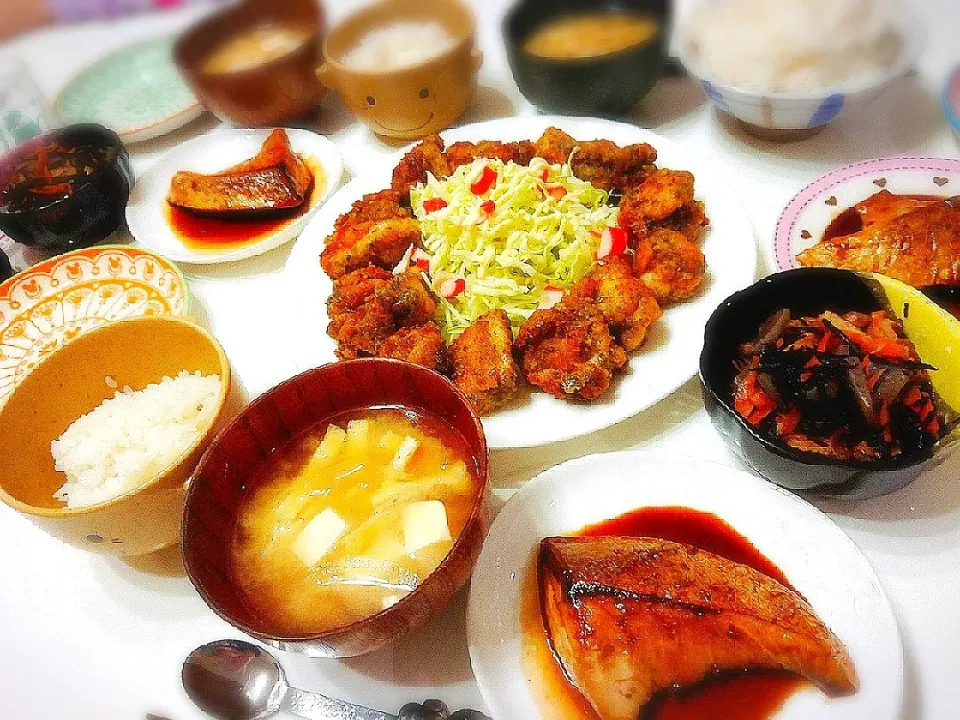 夕食(^ー^)
青のりチーズ唐揚げ&サラダ
ブリの照り焼き
ひじき煮
お味噌汁(大根、豆腐、油揚げ)|プリン☆さん