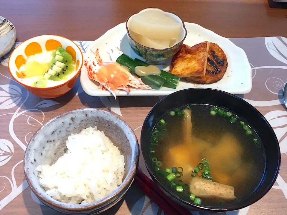 朝ごはん
はんぺん付け焼、大根煮物、きゅうり、カニカマ、白米、豆腐とわかめと揚げの味噌汁、キウイ添えヨーグルト|かよちゃんさん