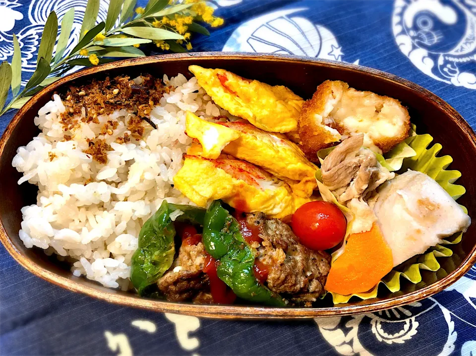 サラ弁　　　　　　　　　　　　　　　　　ピーマン肉詰め　カニカマ卵焼き　　　　　豚と里芋の煮物　クリームコロッケ|じゅんさんさん