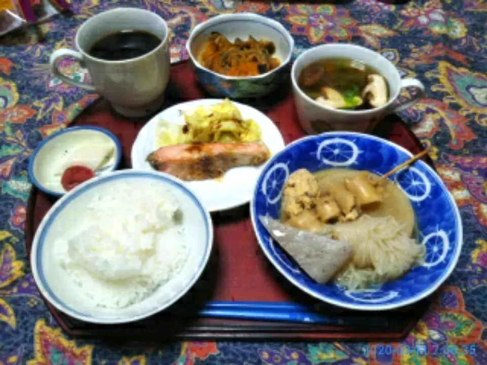 よねばーばの朝ごはん
おでん
秋鮭
椎茸と春雨、レタスのお汁
かぼちゃと春雨の煮物
ご飯、コーヒー、|yoneばーばさん