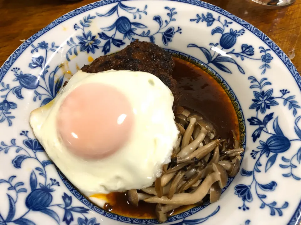 目玉焼きハンバーグ🍳|さんだーさん