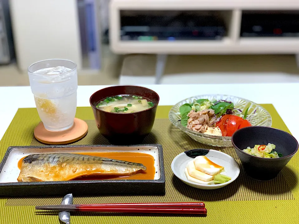 Snapdishの料理写真:ばんごはん。サバの味噌煮、白菜の浅漬け、カブのぬか漬け、味噌汁、サラダ。|yukiさん