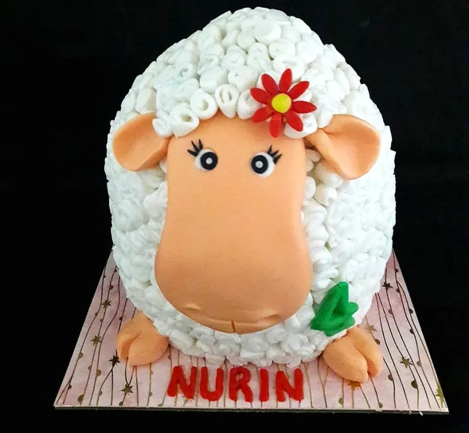 ♡ A Sheep Cake. 

Made of 1 kg vanilla sponge. Layered with Nutella. Frosted in Nutella swiss buttercream. Covered in fondant.|zakicakesさん