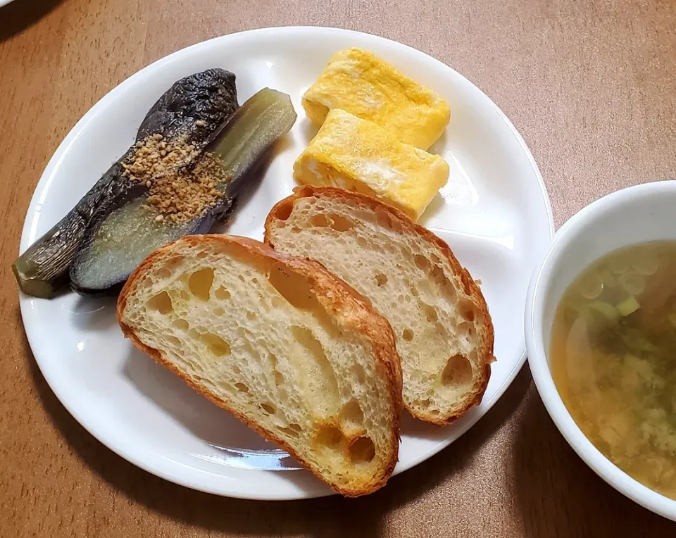 ソフトフランス
なすの煮浸しごま和え
だし巻き卵
九条ネギのお味噌汁|ナナさん