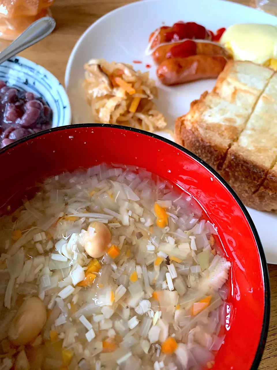 豆と野菜の昆布だしスープとトースト🍞オムレツウインナー　あずき|SUN.yokotanさん